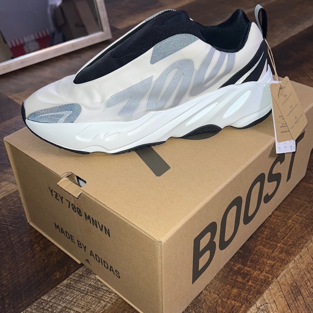 Yeezy 700 MNVN